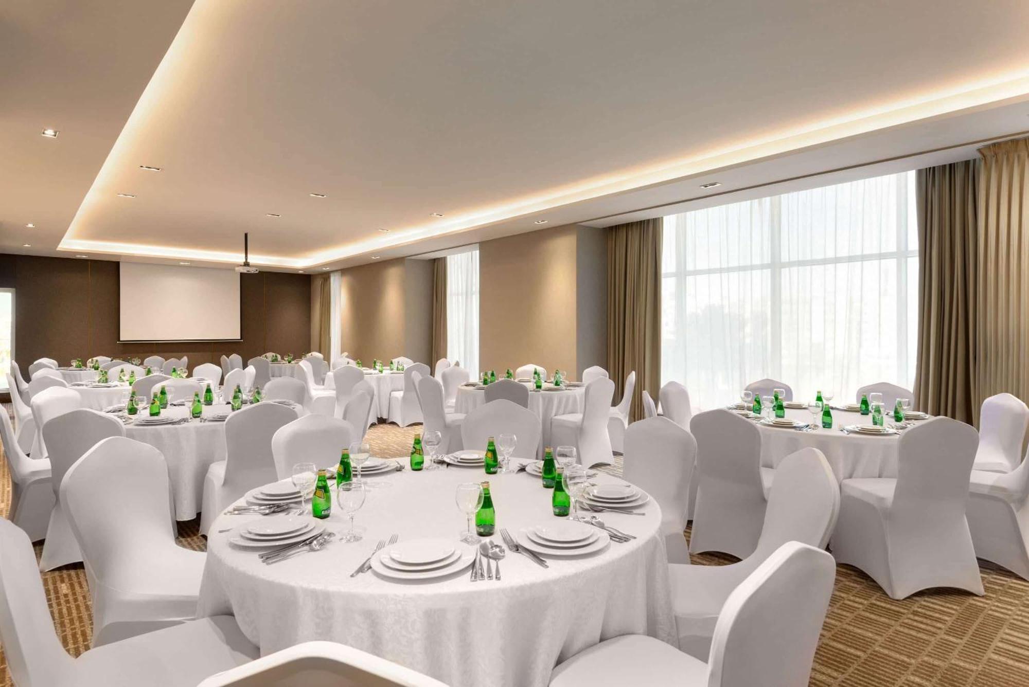 Ramada By Wyndham Riyadh King Fahd Road Exterior foto A typical banquet hall